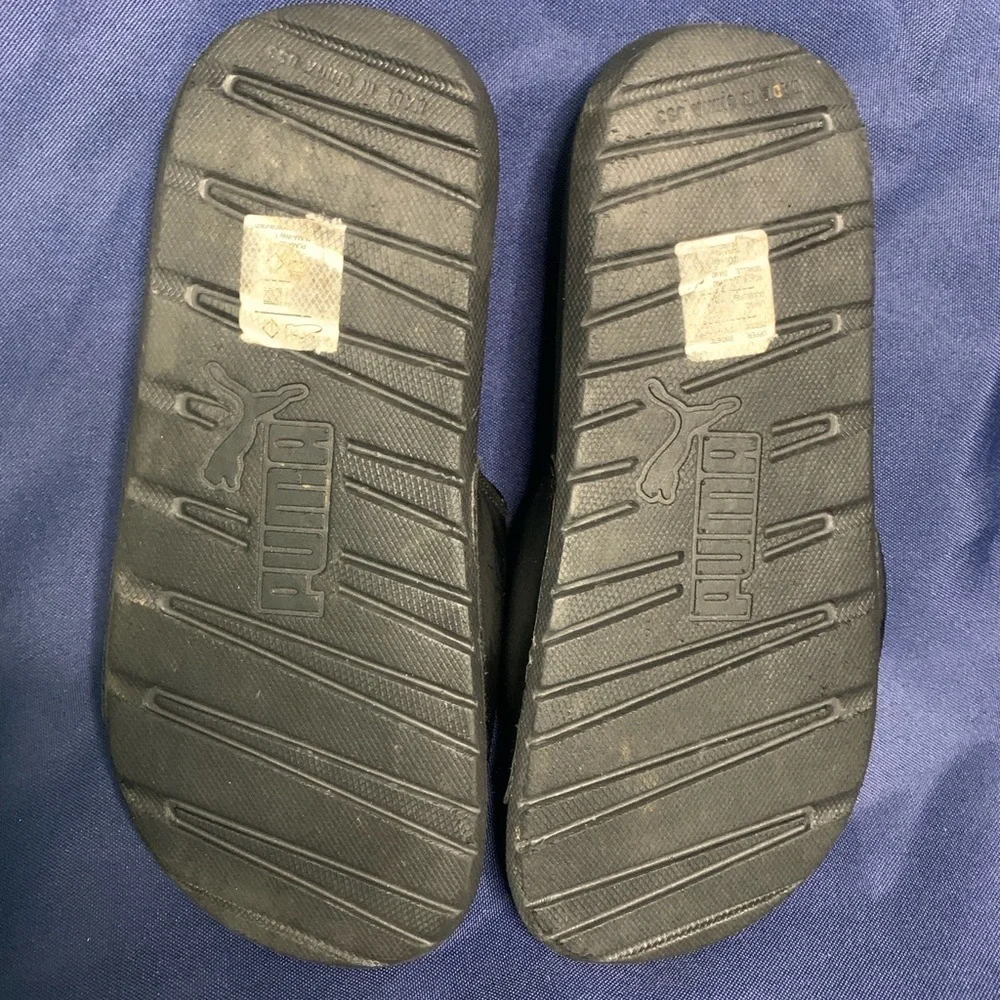 Kids Puma Slides, size 3, in great condition great condition.